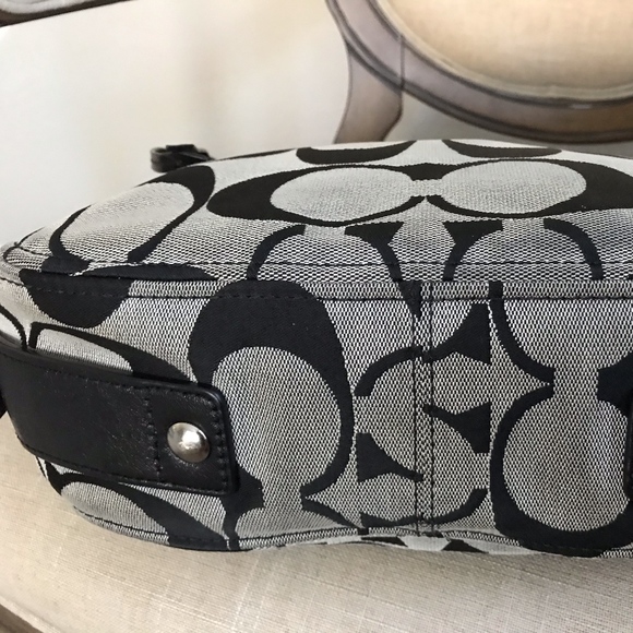 Zoe Hobo Signature COACH Purse / Bag - Picture 3 of 8